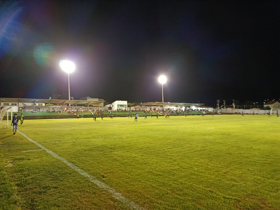 NOITE HISTÓRICA: ESTÁDIO MUNICIPAL GANHA NOVA ILUMINAÇÃO E ABRE PORTAS PARA O ESPORTE NOTURNO