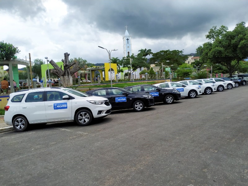 PREFEITURA MUNICIPAL DE MACAÚBAS REALIZA A ENTREGA DE 10 CARROS PARA O MUNICÍPIO