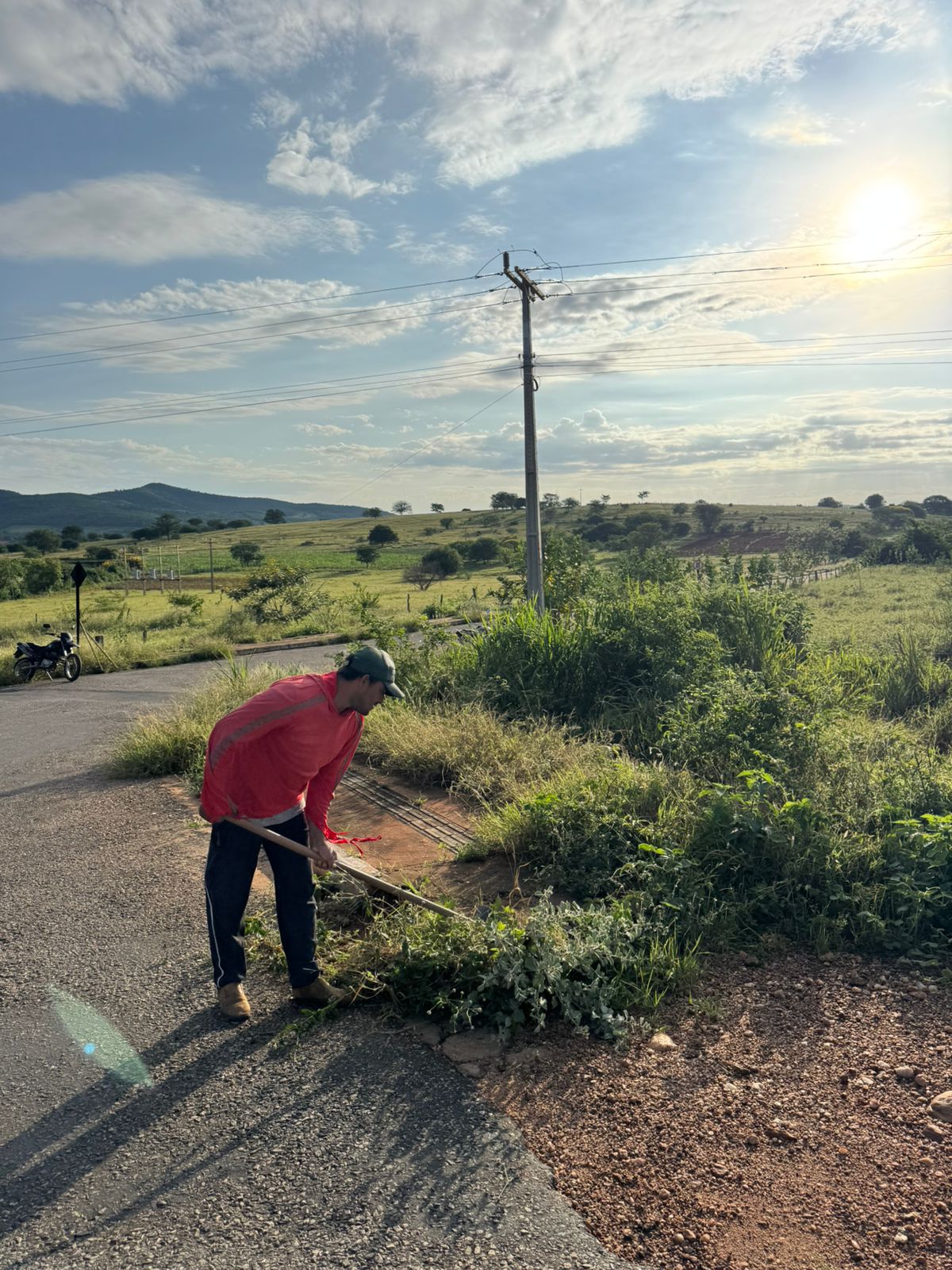 PREFEITURA DE MACAÚBAS REALIZA LIMPEZA DO CALÇADÃO DE VEREDINHA