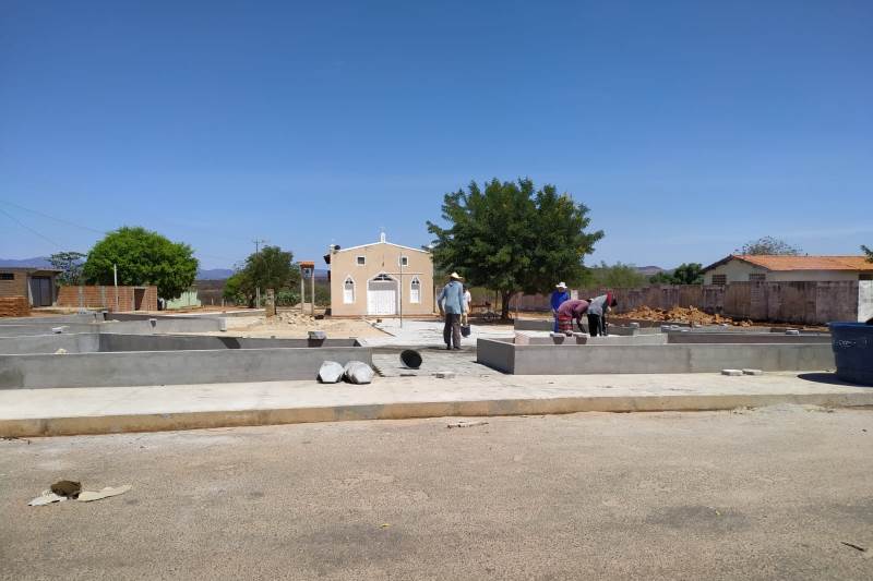 PREFEITURA DE MACAÚBAS ESTÁ CONSTRUINDO UMA PRAÇA NA COMUNIDADE DA RUA DO ESCRITÓRIO