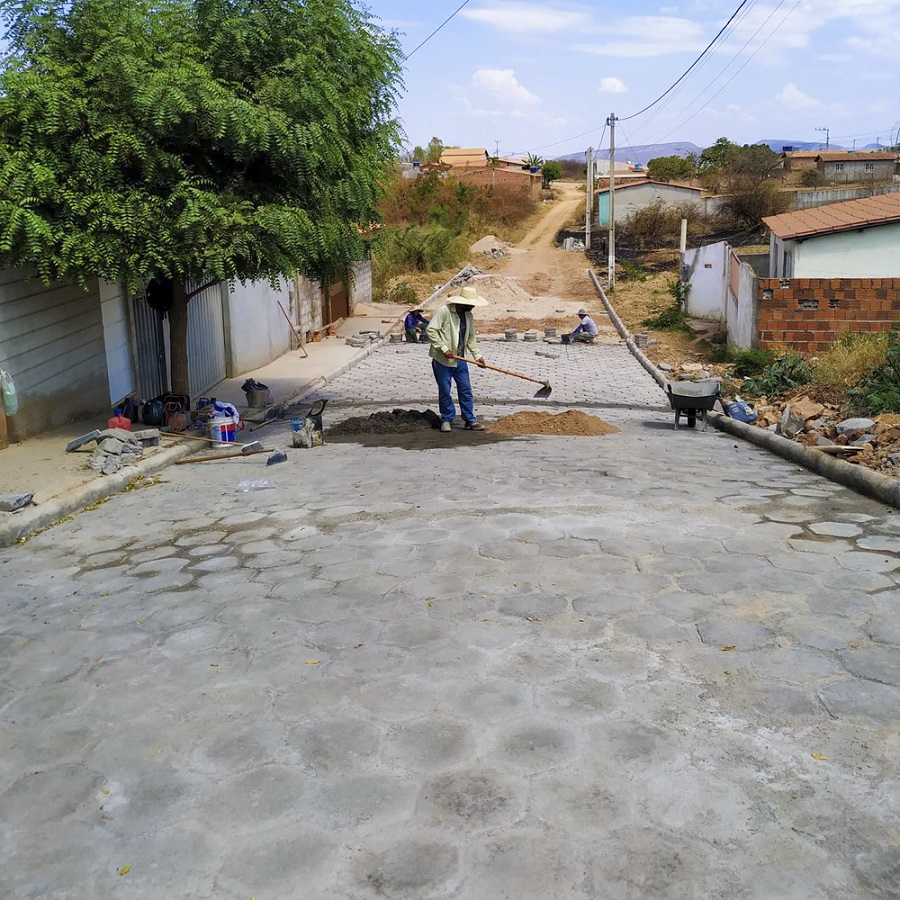 RUAS SÃO PAVIMENTADAS PELA PREFEITURA MUNICIPAL COM RECURSO PRÓPRIO DO MUNICÍPIO