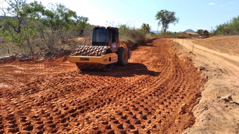 GESTÃO MUNICIPAL REALIZA OBRA PARA RESOLVER ANTIGO PROBLEMA NA ESTRADA PRÓXIMO A LAGOA CLARA