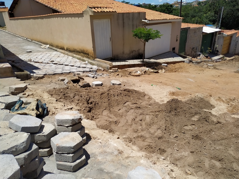 SECRETARIA DE OBRA E INFRAESTRUTURA VEM RECUPERANDO E REALIZANDO INTERVENÇÕES EM VÁRIAS RUAS DA SEDE
