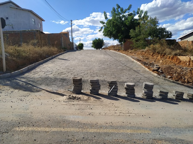 A PREFEITURA INICIA PAVIMENTAÇÃO EM BLOCOS SEXTAVADOS NO BAIRRO LOTEAMENTO FIGUEIREDO