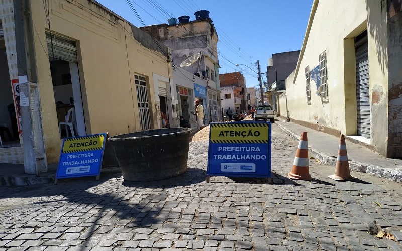 A SECRETARIA DE OBRAS E INFRAESTRUTURA ESTÁ REALIZANDO INTERVENÇÕES NO CENTRO E NAS VIAS DO MUNICÍPIO