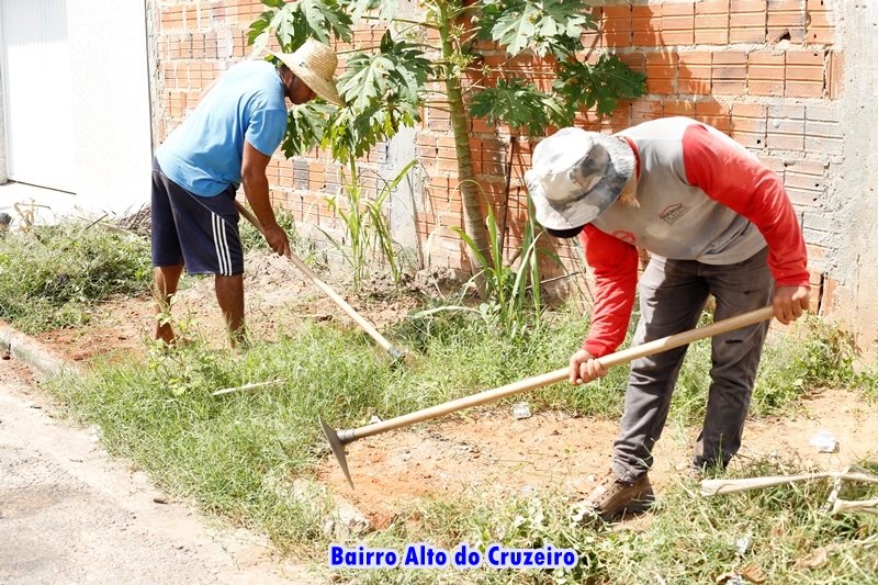A PREFEITURA DE MACAÚBAS SEGUE COM A MANUTENÇÃO DE RUAS, NA SEDE E TAMBÉM NA ZONA RURAL
