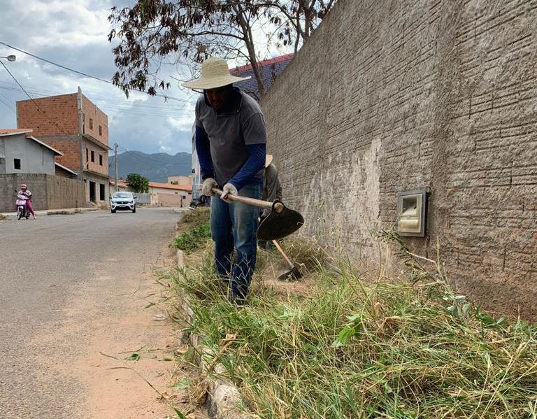 LOTEAMENTO BASTOS: A PREFEITURA DE MACAÚBAS SEGUE COM A MANUTENÇÃO DE RUAS