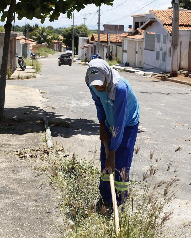 BAIRRO ALTO DO CRUZEIRO: A PREFEITURA DE MACAÚBAS SEGUE A LIMPEZA DAS NOSSAS RUAS