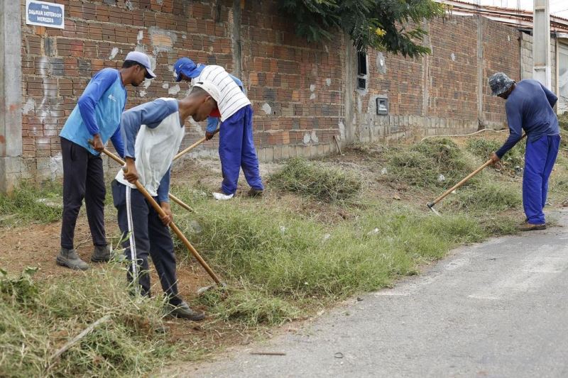 CIDADE LIMPA: A PREFEITURA DE MACAÚBAS VEM TRABALHANDO NA CAPINAÇÃO DE MATOS QUE CRESCERAM APÓS AS CHUVAS
